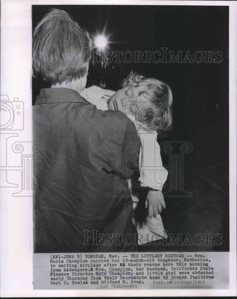 1965 Press Photo Mrs. Marie Champion daughter Katherine after their rescue- Historic Images