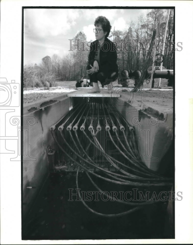 1992 Press Photo Waste Water Treatment Facility&#39;s Sherry Cazaux in action- Historic Images