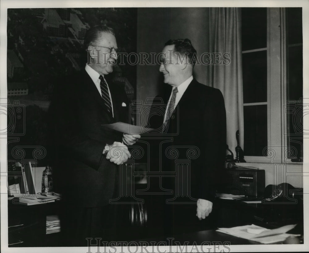 1957 Press Photo Conoco Executive Given University of Minnesota Award- Historic Images