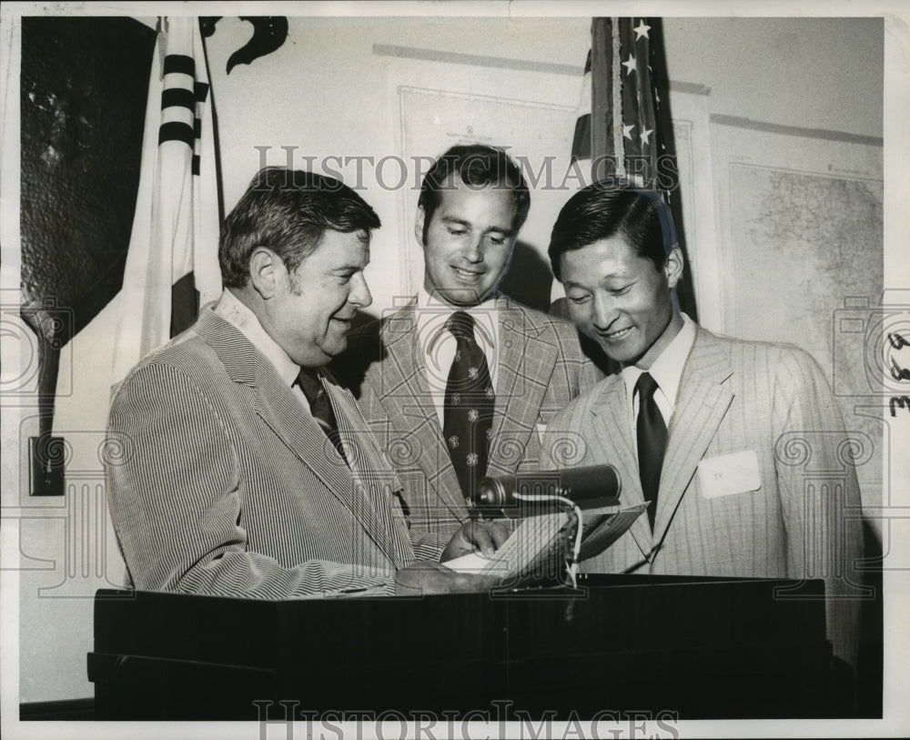 1971 Press Photo Leaders of Tank Terminal Ltd. announce new terminal in Korea- Historic Images