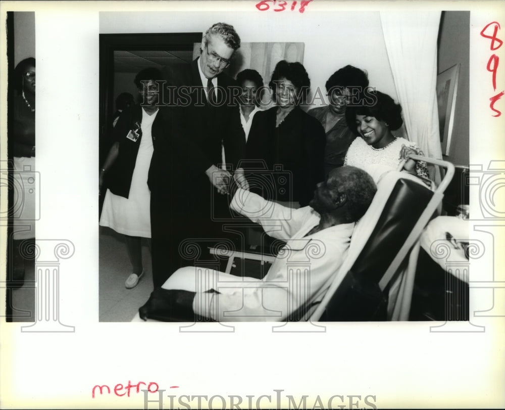 1989 Press Photo Veteran Peter Coleman gets a Valentine from Mayor Barthelemy- Historic Images