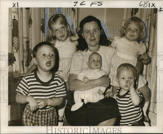 1965 Press Photo Mrs. Charles Collier and children staying at Salvation Army