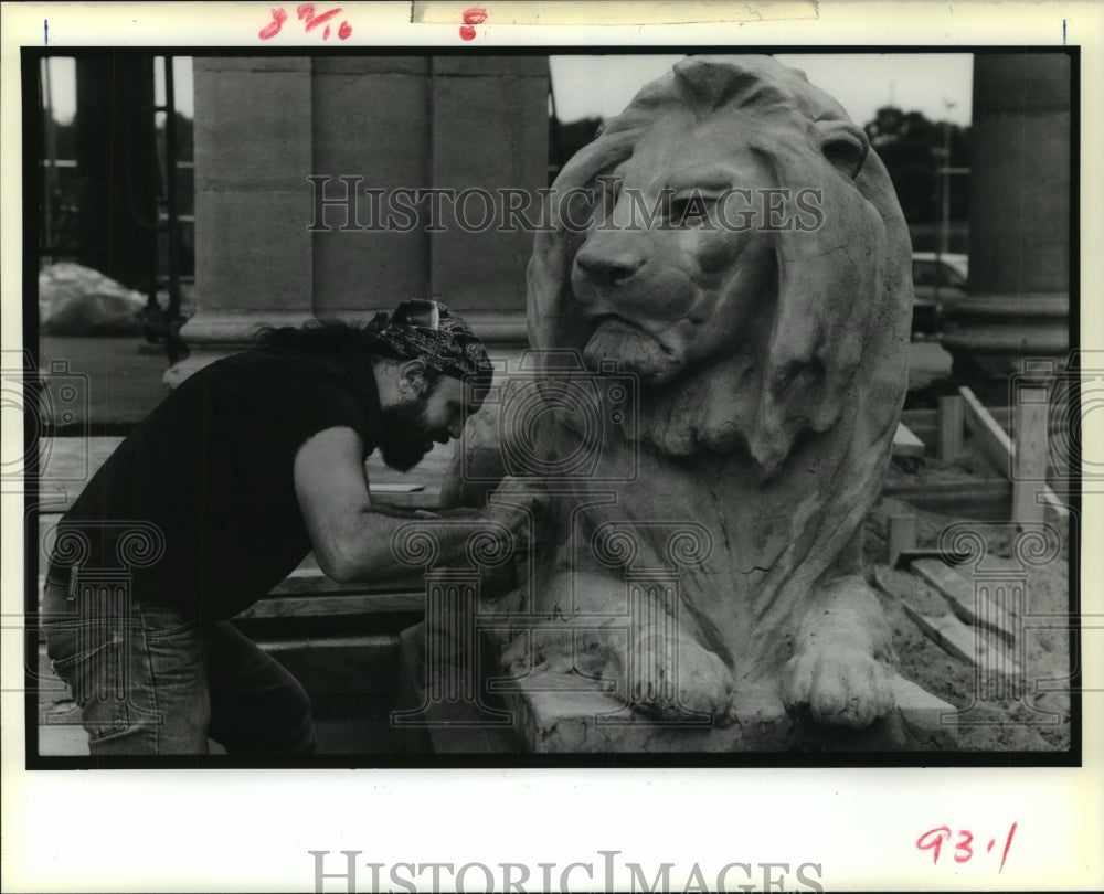  Press Photo Worker cleaning a lion at Peristyle in City Park, New Orleans.- Historic Images