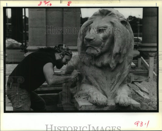  Press Photo Worker cleaning a lion at Peristyle in City Park, New Orleans.- Historic Images