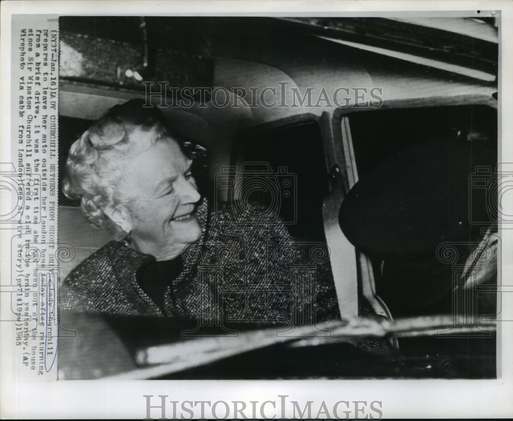 1965 Press Photo Lady Churchill prepares to get out of auto after a short drive- Historic Images