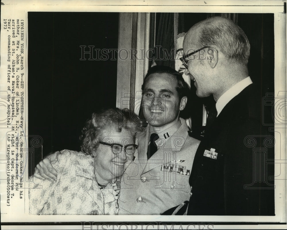 1973 Press Photo Navy Lt. George Coker  hugs his mother Mrs. John B. Coker - Historic Images