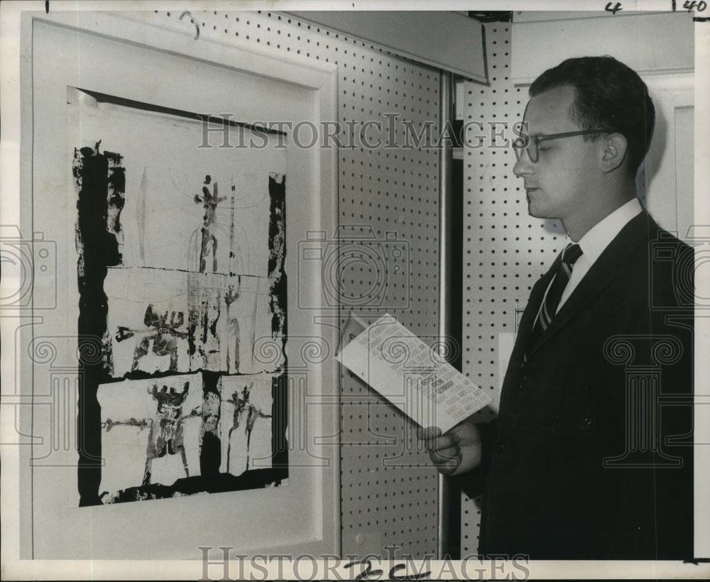 1968 Press Photo Joseph Clark, library assistant, views Gerhard Winner painting- Historic Images