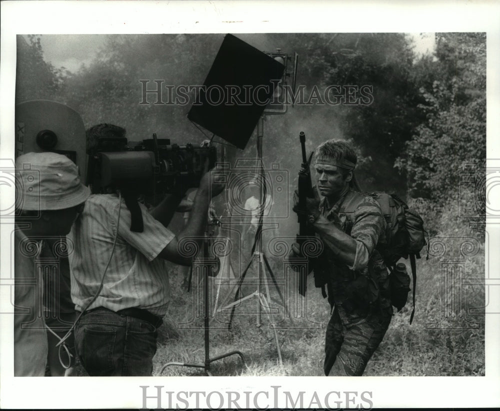 1985 Press Photo Actor Charles Taylor filming at the City Park&#39;s Scout Island- Historic Images