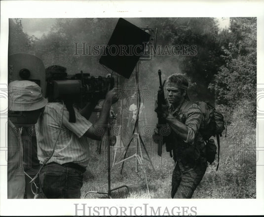 1985 Press Photo Actor Charles Taylor filming at the City Park's Scout Island- Historic Images