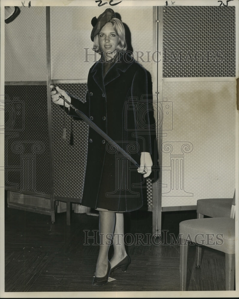 1964 Press Photo Miss Susan Cox of Berhman High School models a bright navy coat- Historic Images