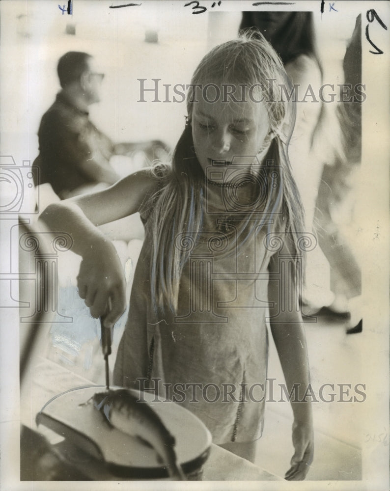 1971 Press Photo Dede Collins Prepares Fish- Historic Images