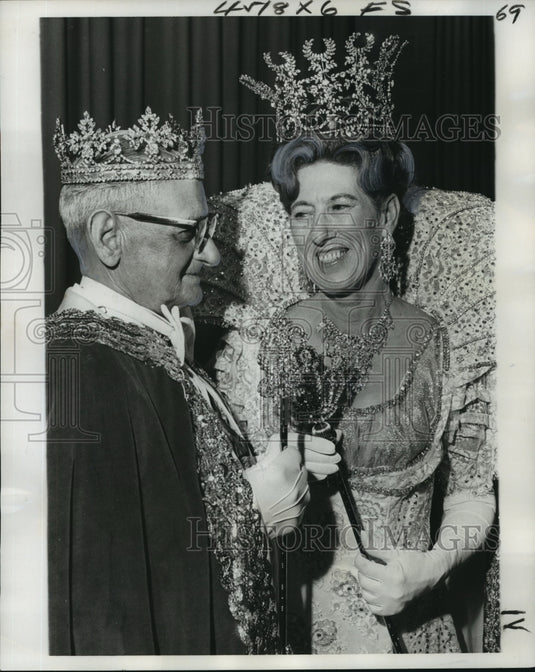 1976 Press Photo Fulton Chimera and Mrs. Marion Coke chat at Golden Age Ball.- Historic Images