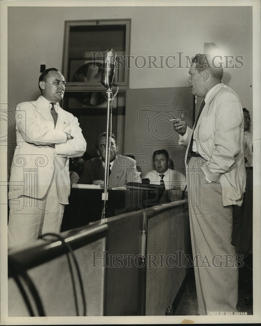 1956 Press Photo John Wisdom argues with Clem Clark over political differences