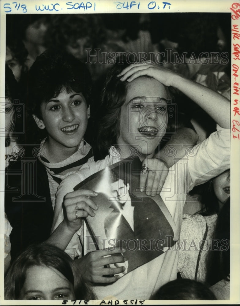 1984 Press Photo &quot;Guiding Light&quot; Fans as Stars Come On Stage at Belle Promenade - Historic Images