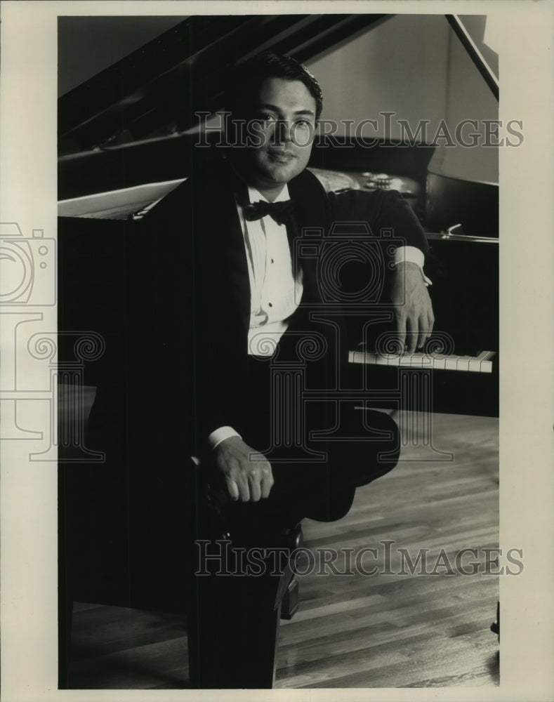 1990 Press Photo Pianist Jose Carlos Cocarelli to play at Loyola University- Historic Images