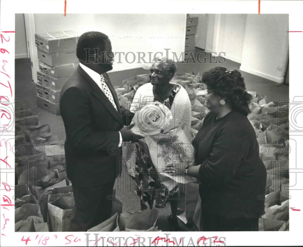 1987 Press Photo Ella Johnson receives Thanksgiving basket from Worship Center- Historic Images