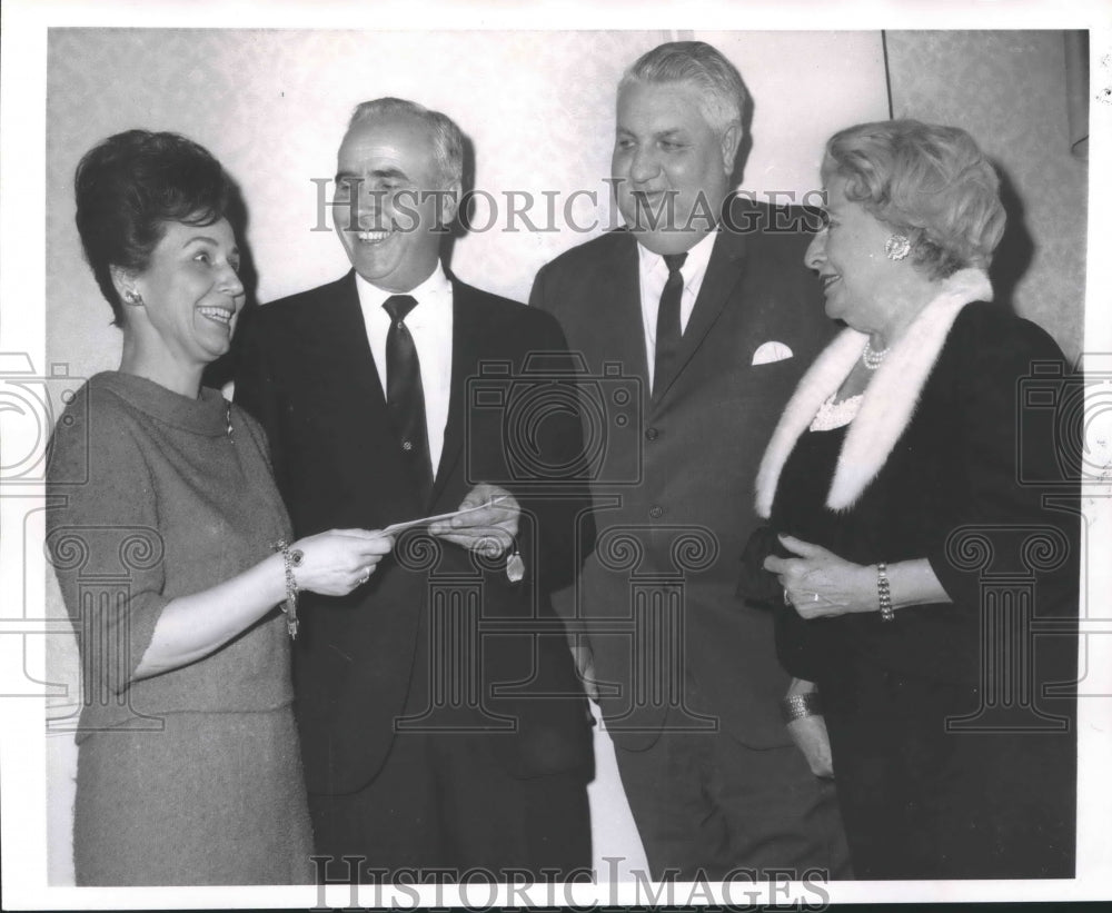1968 Press Photo Members of Propeller Club Woman Essay Contest- Historic Images