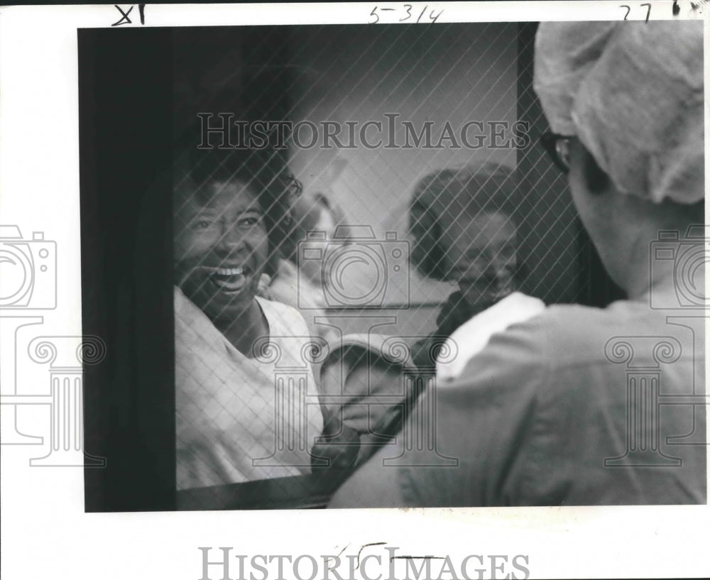 1978 Press Photo Newborn baby meets the relatives at Hotel Dieu hospital