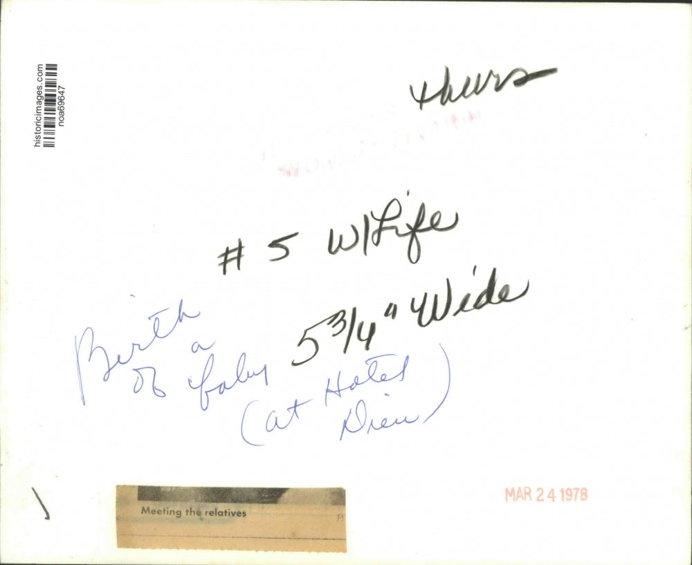 1978 Press Photo Newborn baby meets the relatives at Hotel Dieu hospital