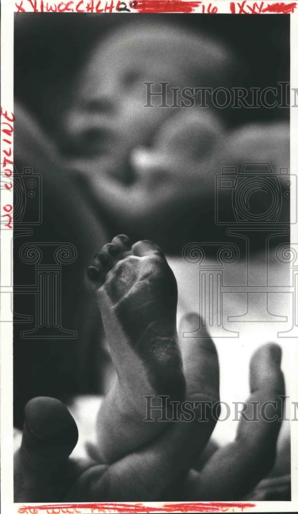 1984 Press Photo Newborn David Williams under going &quot;Childprint&quot; after his birth- Historic Images