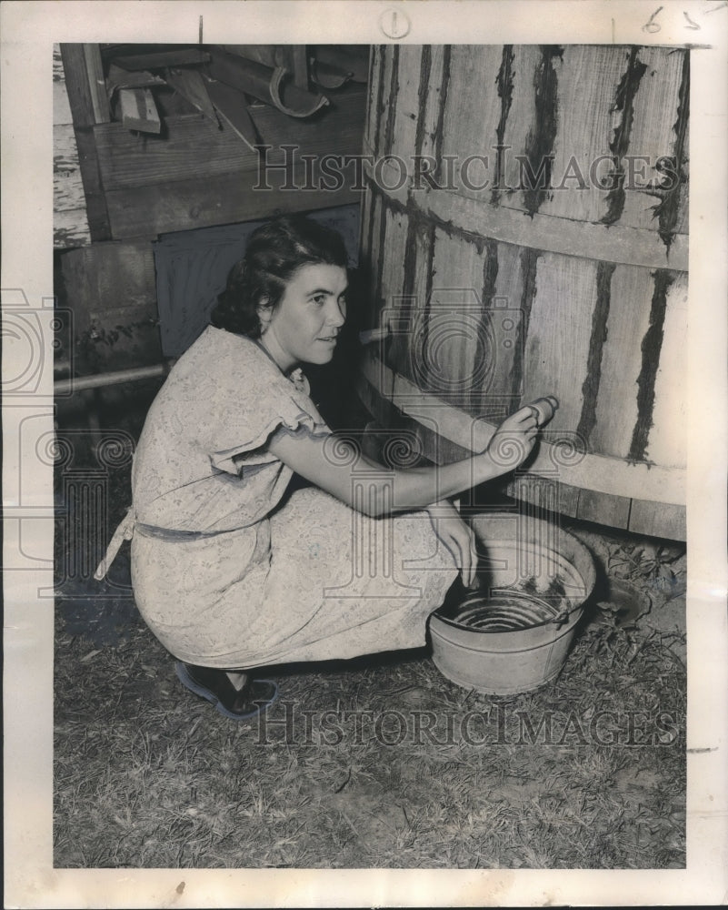 1950 Press Photo Mrs. Walter Falgout turns Spigot on Dry Cistern in Louisiana