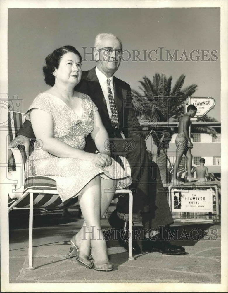  Press Photo Mr. &amp; Mrs. Pierre Chive relax at Fabulous Flamingo Hotel, Las Vegas- Historic Images