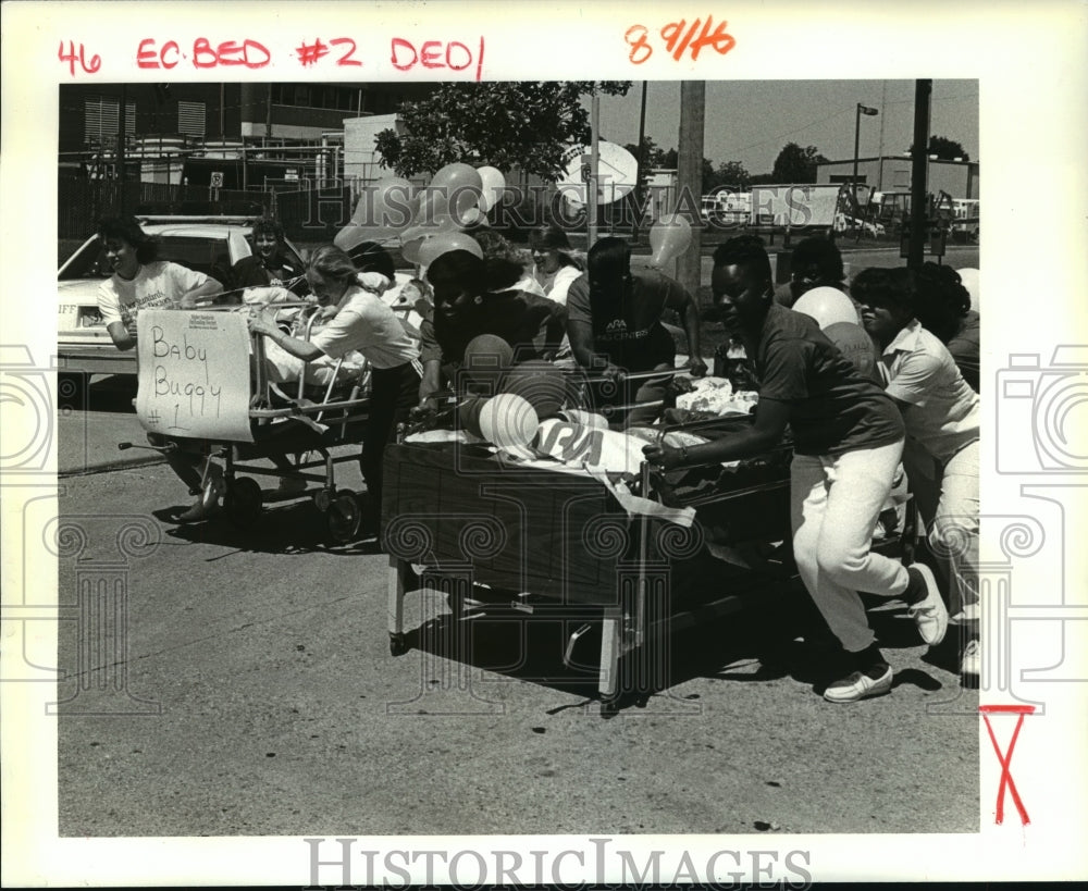 1988 Press Photo East Jefferson Hospital &amp; Colonial Oaks staff during bed race- Historic Images