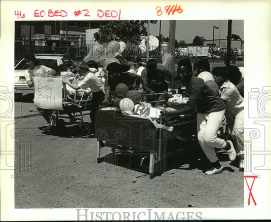 1988 Press Photo East Jefferson Hospital & Colonial Oaks staff during bed race- Historic Images