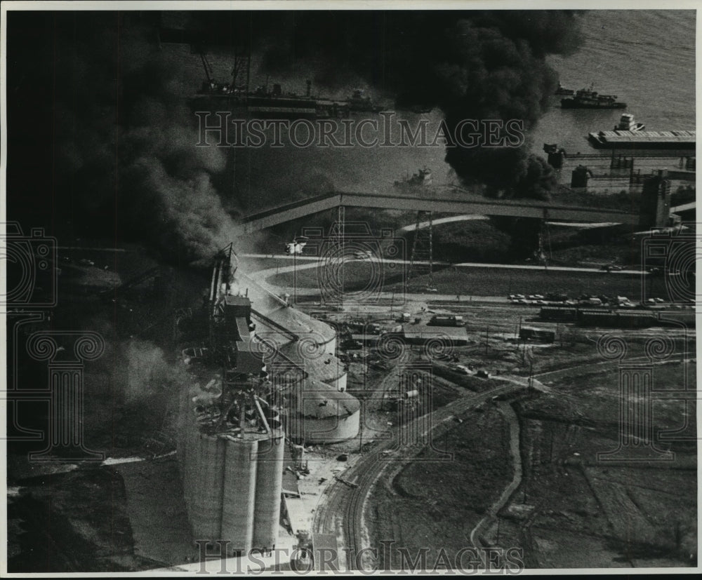 1977 Press Photo Aerial View of Continental Grain Elevator Fires- Historic Images