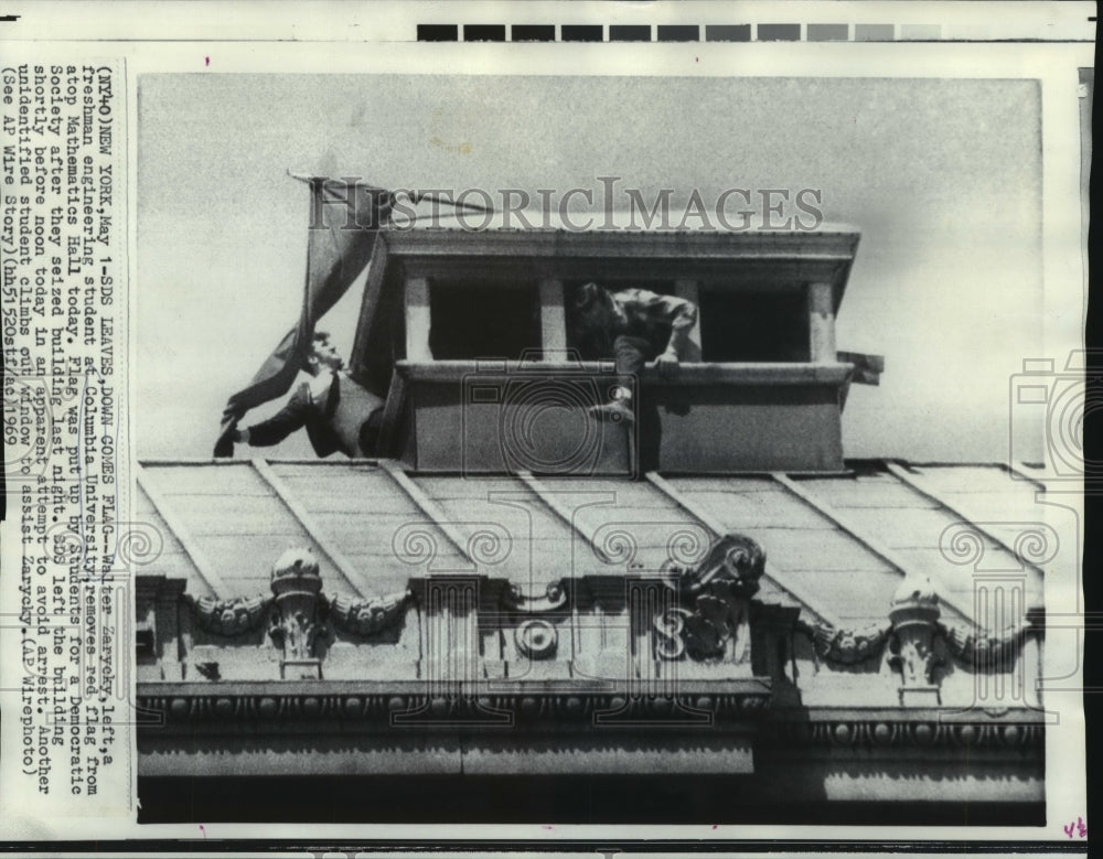 1969 Press Photo Walter Zaryeky removes flag from Math Hall- Columbia University- Historic Images