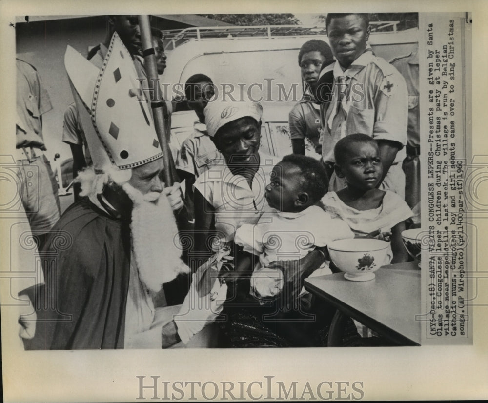 1960 Press Photo Santa Claus &amp; leper children during Christmas party in Congo- Historic Images