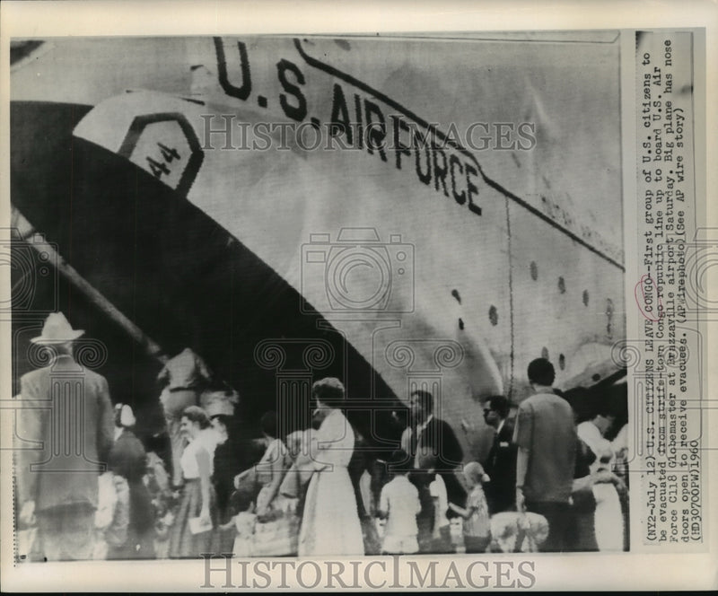 Load image into Gallery viewer, 1960 Press Photo U.S. citizens board Air Force Globemaster to leave Congo
