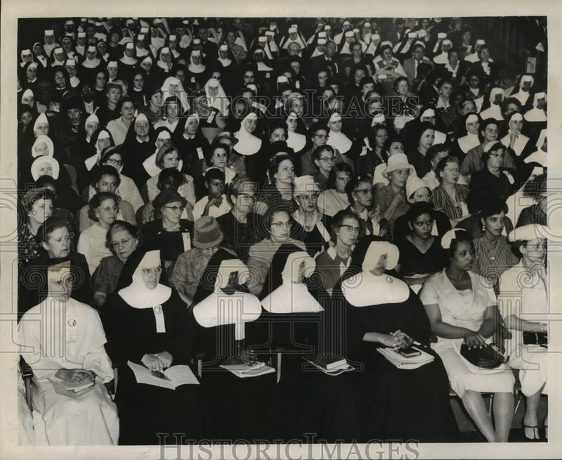Load image into Gallery viewer, 1960 Press Photo Confraternity of Christian Doctrine Convention at Jesuit High

