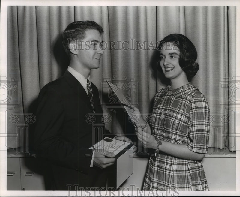 Load image into Gallery viewer, 1963 Press Photo Aubrey Lee Coleman, Junior and Sandra Louise Garner with Awards
