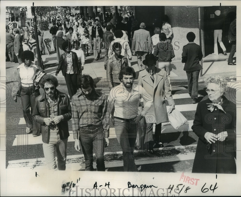 1976 Press Photo Shoppers attending Community Bargain Days in New Orleans- Historic Images