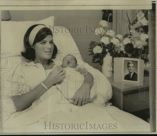 1966 Press Photo Baby Wendy Denise Colton with Mother in Hospital Bed- Historic Images
