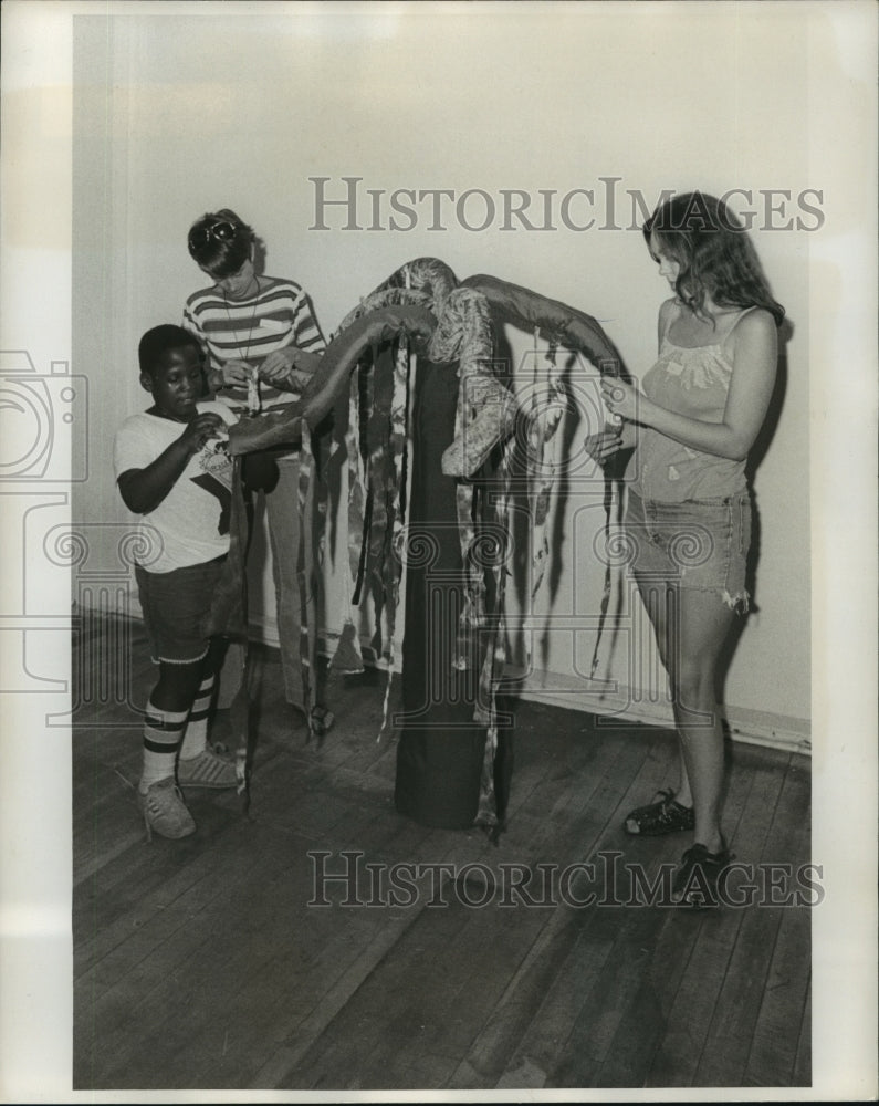 1977 Press Photo Visitors at the Contemporary Arts Center &quot;Artscape &#39;77&quot; Program