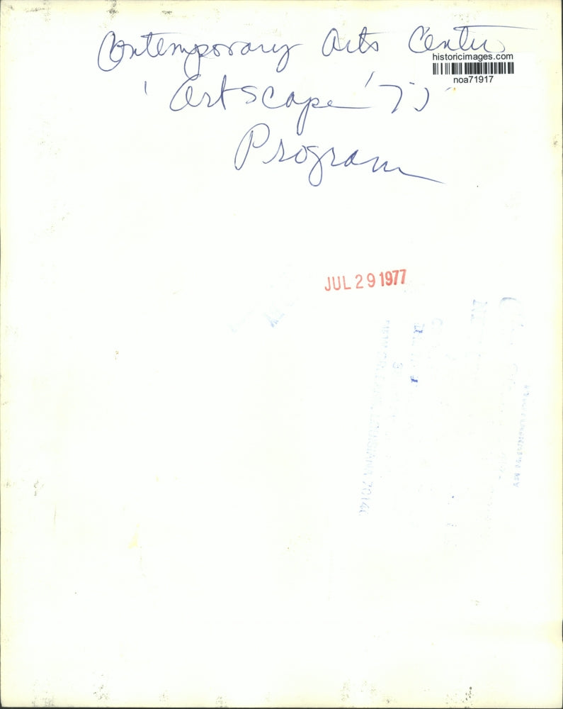 1977 Press Photo Visitors at the Contemporary Arts Center "Artscape '77" Program