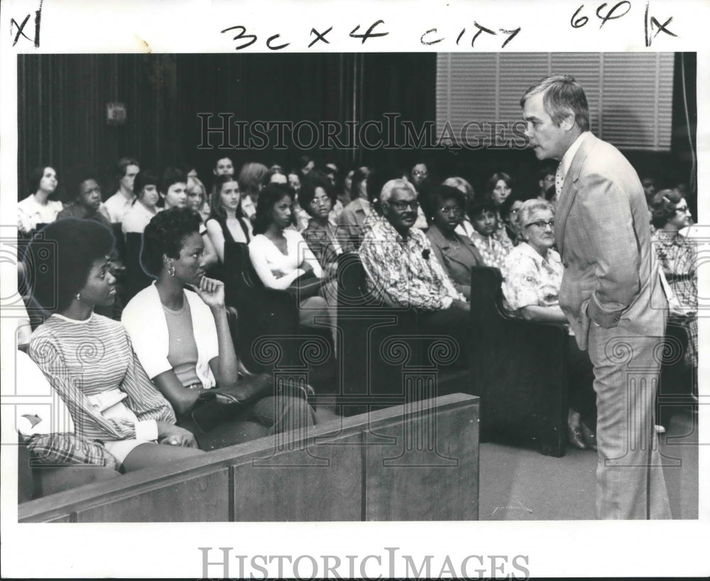 1984 Press Photo DA Harry Connick Speaks to New Orleans Explorers Law Post- Historic Images