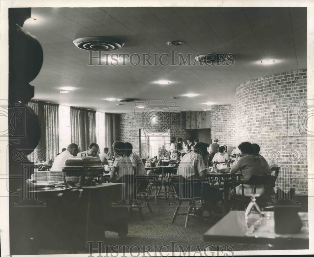 1963 Press Photo Group eating at the dining room of the Coach House- Historic Images