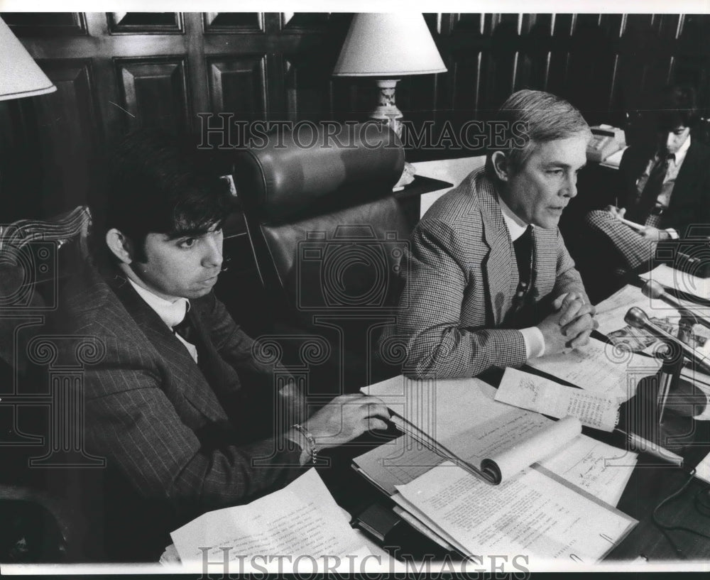 1975 Press Photo Harry Connick with Others at Meeting - noa72247