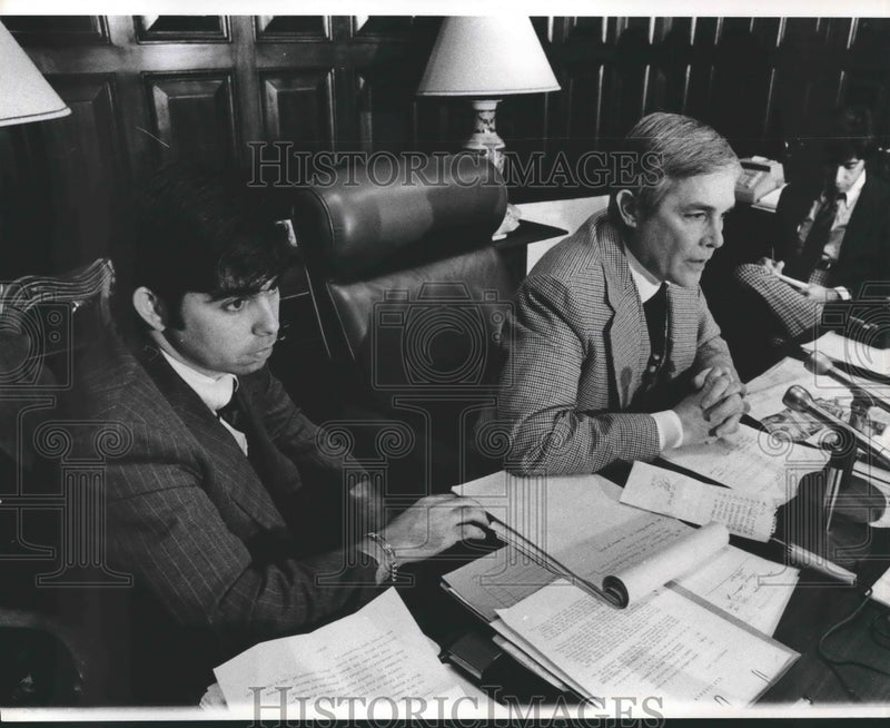 Load image into Gallery viewer, 1975 Press Photo Harry Connick with Others at Meeting - noa72247
