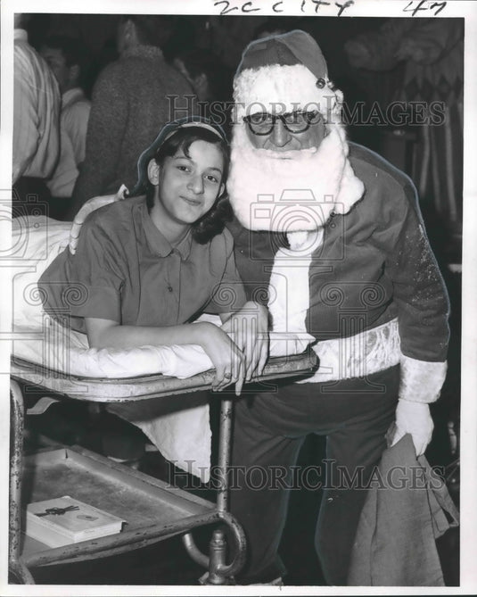 1966 Press Photo Ramona Whittington and With Old St. Nick at Children's Hospital