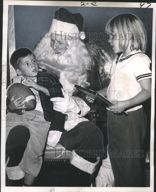 1966 Press Photo Santa & youths at Children's Christmas party at Famous Theater- Historic Images