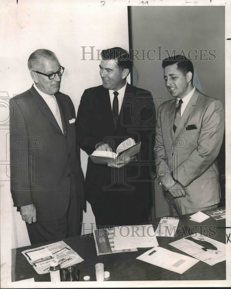 Load image into Gallery viewer, 1964 Press Photo George Corns, Edwin Capian &amp; Bernard Capella at Tulane seminar
