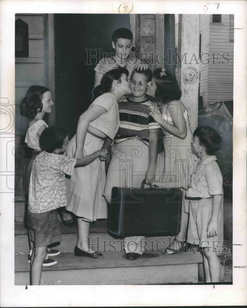 1950 Press Photo Neighborhood friends and sisters gathered around Arthur Comier- Historic Images