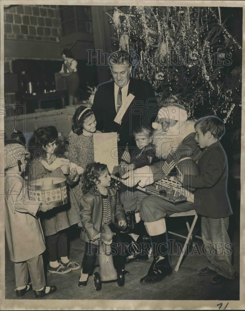 1967 Press Photo Santa Claus and needy Jefferson Parish Children at Christmas- Historic Images