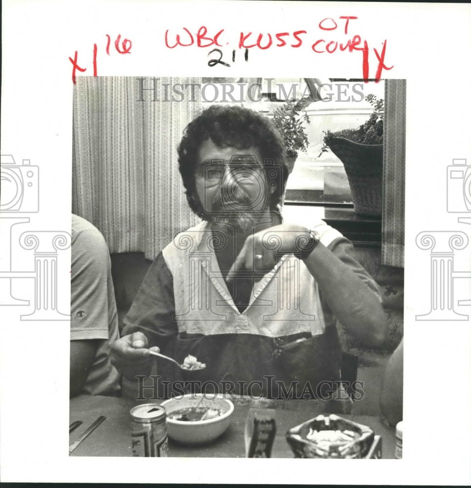 1984 Press Photo Country singer Allen Collay enjoys a bowl of seafood gumbo - Historic Images