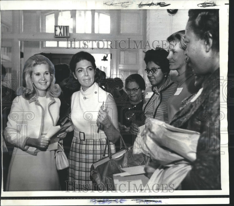 Load image into Gallery viewer, 1969 Press Photo Tricia Nixon Jesse Thornborg at Urban Service Corps - noa73212
