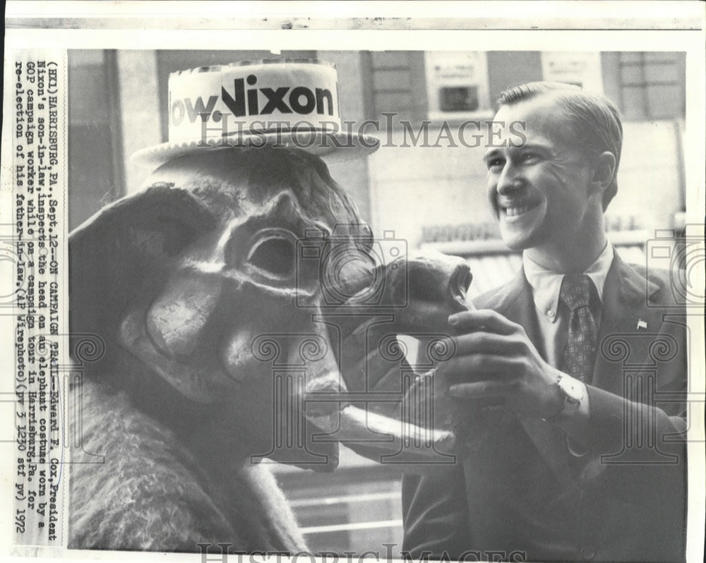 1972 Press Photo Edward F. Cox, President Nixon&#39;s son-in-law, inspects Costume- Historic Images